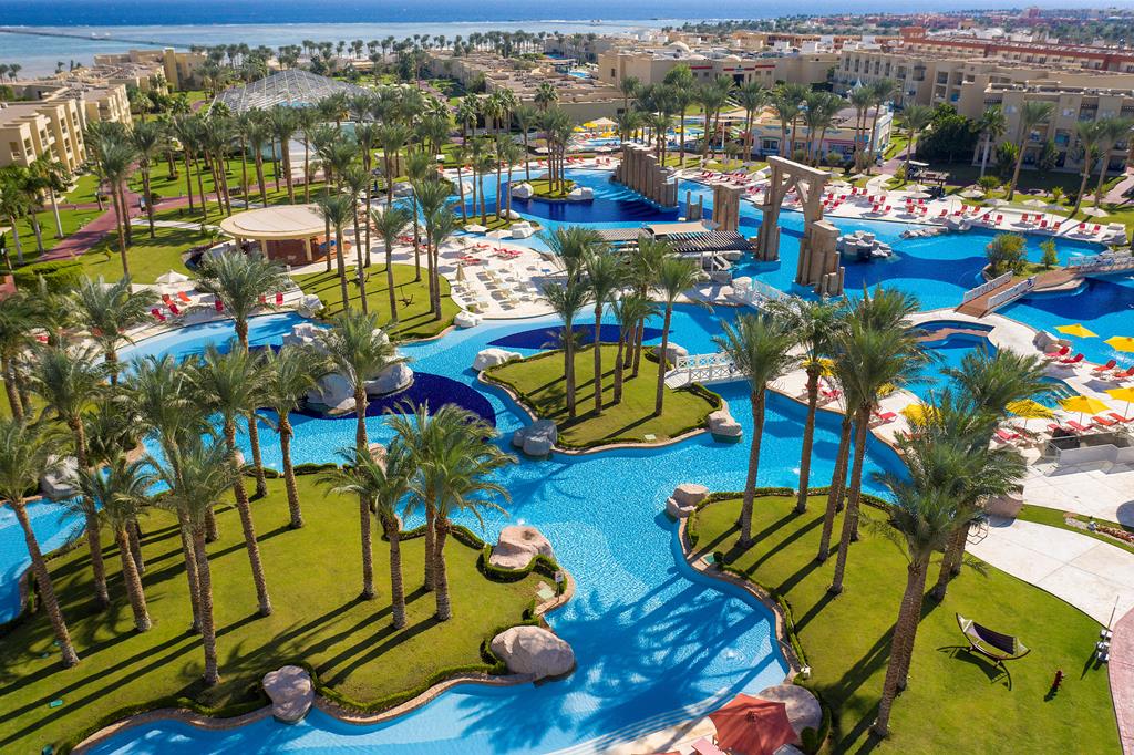 Luxe all inclusive resort met zwembaden en palmbomen